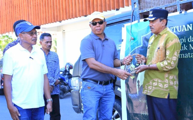 PENYERAHAN. Bupati Bulukumba, Andi Muchtar Ali Yusuf, menyerahkan sapi kurban Bantuan Kemasyarakatan Presiden untuk masyarakat di Desa Tamalanrea Kecamatan Bontotiro, Bulukumba, Kamis (5/6/2025). foto: istimewa