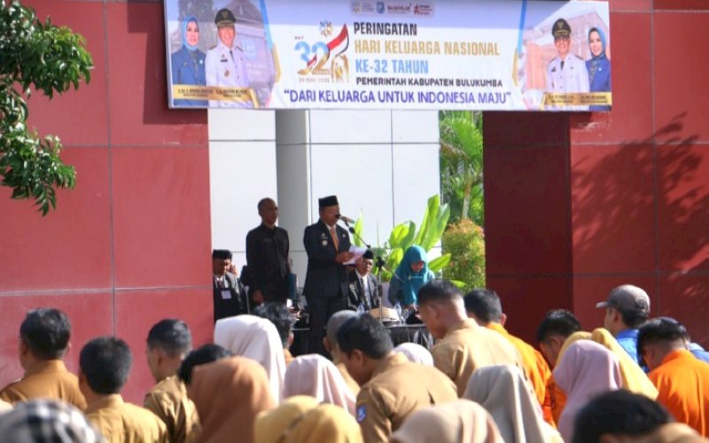 HARGANAS. Bupati Bulukumba, Andi Muchtar Ali Yusuf, memimpin langsung upacara peringatan Hari Keluarga Nasional (Harganas) ke-32 tingkat Kabupaten Bulukumba di halaman Kantor Bupati Bulukumba, Senin (30/6/2025). foto: istimewa