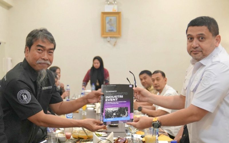 KOLABORASI. Wali Kota Makassar, Munafri Arifuddin, saat silaturahmi dengan Event Organizer Backstagger Team Makassar di RM Labakkang Makassar, Rabu (4/6/2025). foto: istimewa