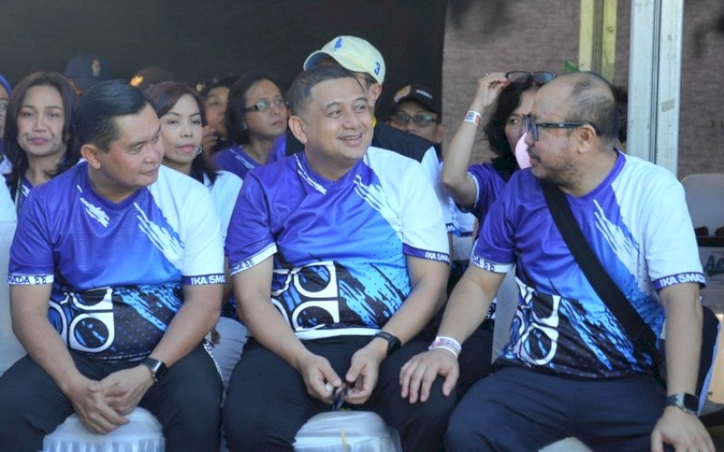 REUNI. Wali Kota Makassar Munafri Arifuddin (tengah) bersama Kabaharkam Polri Komjen Pol Mohammad Fadil Imran (kiri) menghadiri sekaligus melepas secara resmi peserta Jalan Sehat, Senam, dan Bakti Sosial dalam rangka memperingati 37 Tahun IKA SMA Negeri 2 (SMADA) Angkatan 88 Makassar di area Car Free Day (CFD), Jl Jenderal Sudirman, depan Gedung IMMIM Makassar, Minggu (8/6/2025). foto: istimewa