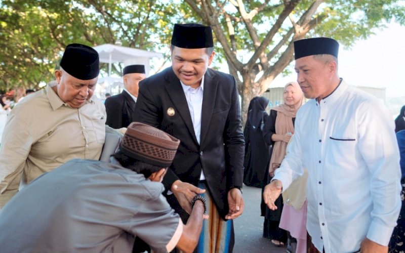 MENYAPA. Bupati Bantaeng, M Fathul Fauzy Nurdin, menyapa warga saat menghadiri Salat Iduladha 1446 Hijriah/2025 Masehi, di Lapangan Seruni Bantaeng, Jumat (6/6/2025). foto: istimewa