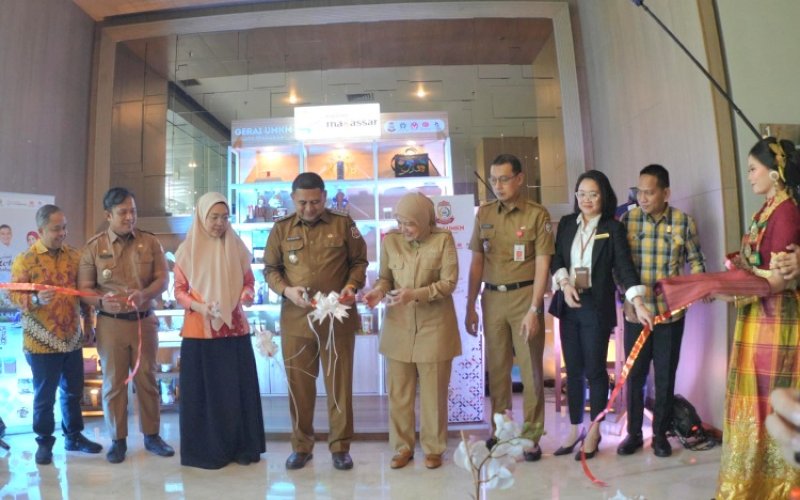 LAUNCHING. Wali Kota Makassar Munafri Arifuddin bersama Wakil Wali Kota Aliyah Mustika Ilham dan Ketua TP PKK Makassar Melinda Aksa melaunching Gerai UMKM di Hotel Gammara Makassar, Selasa (10/6/2025). foto: istimewa