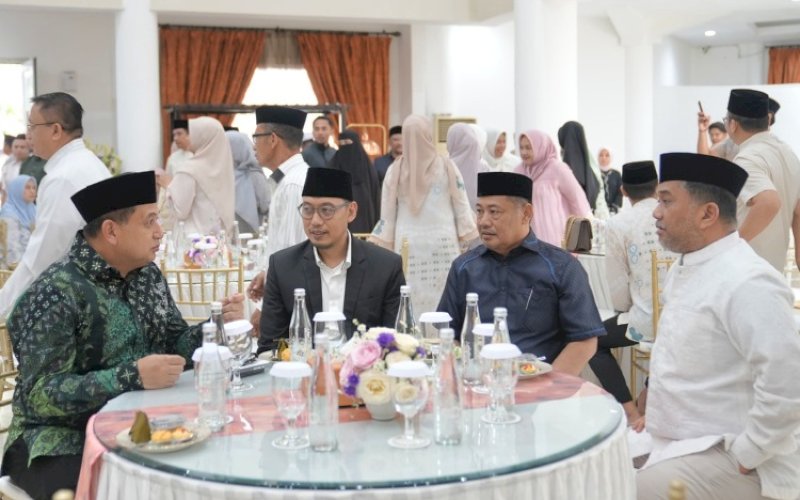 OPEN HOUSE. Wali Kota Makassar Munafri Arifuddin bersama Ketua TP PKK Makassar Melinda Aksa menggelar acara open house Lebaran Iduladha 1446 H/2025 M di Rumah Jabatan Wali Kota, Jumat (6/6/2025). foto: istimewa