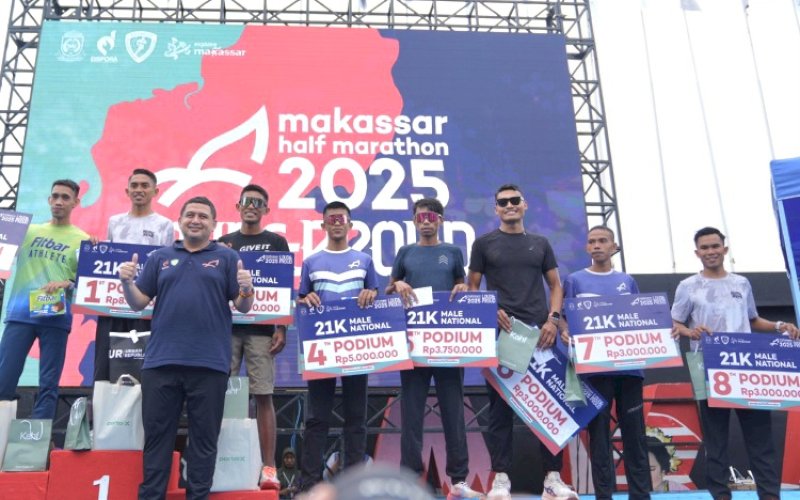 JUARA MHM. Wali Kota Makassar, Munafri Arifuddin, bersama pemenang Makassar Half Marathon (MHM) 2025 kategori 21K di Anjungan Pantai Losari Makassar, Minggu (1/6/2025). foto: istimewa