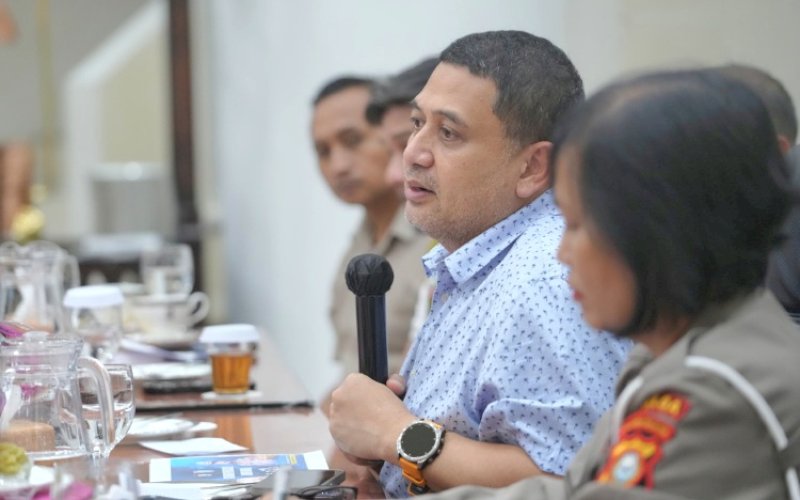 RAKOR. Wali Kota Makassar, Munafri Arifuddin, memimpin Rapat Koordinasi (Rakor) pengawasan dan penertiban parkir liar di bahu jalan di Rujab Wali Kota Makassar, Jumat (27/6/2025). foto: istimewa