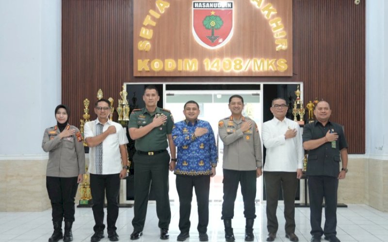 RAKOR. Wali Kota Makassar, Munafri Arifuddin (tengah), bersama pimpinan Forkopimda Kota Makassar menghadiri Rapat Koordinasi (Rakor) Forkopimda 2025 di Markas Kodim 1408/Makassar, Selasa (17/6/2025). foto: istimewa