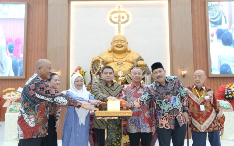 PERESMIAN. Wali Kota Makassar, Munafri Arifuddin, meresmikan Vihara Lahuta Maitreya di Jl Wahab Tarru, Kota Makassar, Sabtu (7/6/3025). foto: istimewa