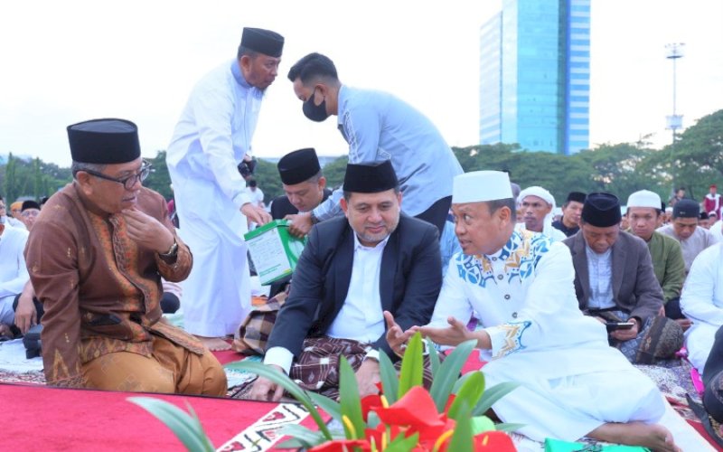 SALAT ID. Wali Kota Makassar, Munafri Arifuddin, melaksanakan Salat Iduladha 1446 Hijriah/2025 Masehi di Lapangan Karebosi Makassar, Jumat (6/6/2025). Hadir Ustaz Das&rsquo;ad Latif menyampaikan ceramah Iduladha. foto: istimewa