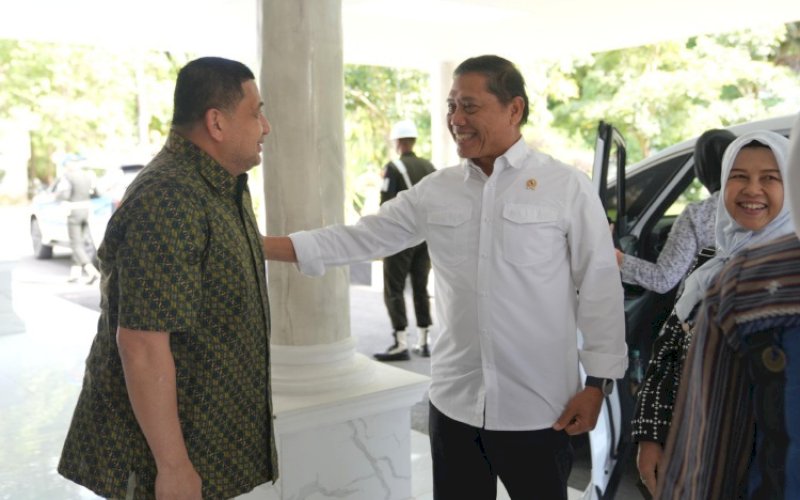 SAMBUTAN. Wali Kota Makassar Munafri Arifuddin menyambut rombongan Kedeputian III Kantor Staf Presiden (KSP) Republik Indonesia yang dipimpin Letjen TNI (Purn) AM Putranto dalam kunjungan verifikasi lapangan Makan Bergizi Gratis (MBG) di Kota Makassar, Sabtu (21/6/2025). foto: istimewa