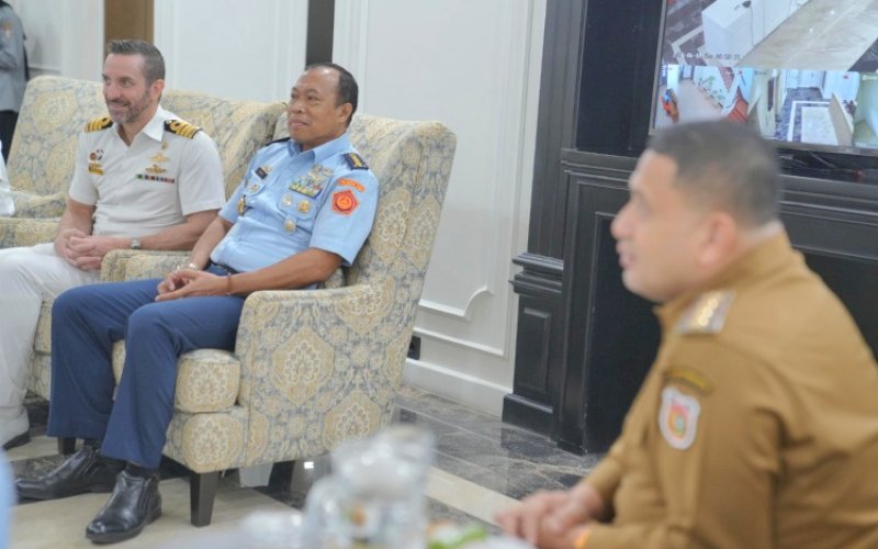 SAMBUTAN. Direktur Kerja Sama Internasional Sesko TNI Marsekal Pertama TNI Mukhtar Bakhrong bersama Wali Kota Makassar Munafri Arifuddin menyambut Perwira Siswa (Pasis) negara sahabat Dikreg LIII Sekso 2025 di Kantor Balai Kota Makassar, Selasa (10/6/2025). foto: istimewa