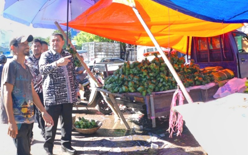 SIDAK. Wali Kota Makassar, Munafri Arifuddin, melakukan Inspeksi Mendadak (Sidak) di Pasar Pabaeng-baeng Makassar, Kamis (5/6/2025) pagi. foto: istimewa