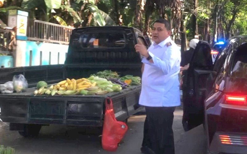 TEGURAN. Wali Kota Makassar, Munafri Arifuddin, menegur pedagang yang menggunakan badan jalan saat inspeksi mendadak di pasar tumpah di sepanjang Jl Dr Leimena, tepatnya di kawasan Tello Baru, Kecamatan Panakkukang, Rabu (25/6/2025) pagi. foto: istimewa