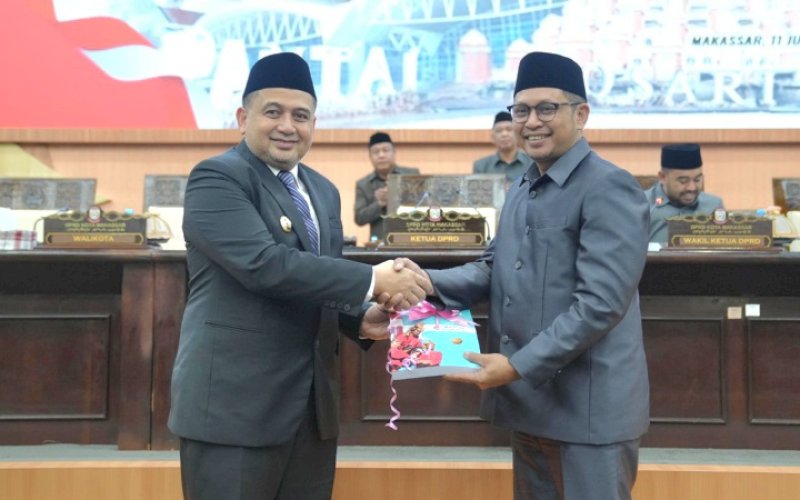 PENYERAHAN. Ketua DPRD Kota Makassar Supratman (kanan) menyerahkan berkas pengesahan Ranperda tentang RPJMD Kota Makassar 2025&ndash;2029 kepada Wali Kota Makassar Munafri Arifuddin pada sidang paripurna di DPRD Kota Makassar, Rabu (11/6/2025). foto: istimewa