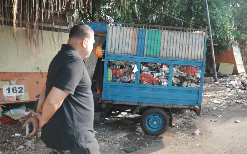 SIDAK. Wali Kota Makassar, Munafri Arifuddin, melakukan Inspeksi Mendadak (Sidak) di Jl Gatot Subroto, Kecamatan Tallo, Kota Makassar, untuk meninjau langsung kondisi kebersihan lingkungan dan sejumlah fasilitas umum yang dinilai terbengkalai, Senin (9/6/2025) sore. foto: istimewa