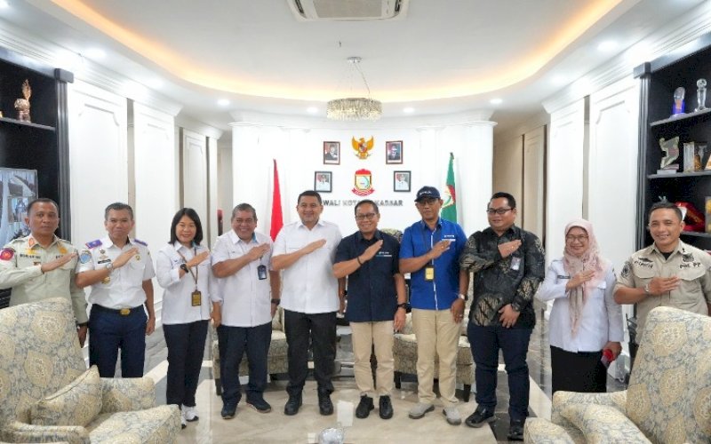 SILATURAHMI. Wali Kota Makassar Munafri Arifuddin menerima kunjungan silaturahmi Executive Director 4 Pelindo Regional 4 Abdul Azis yang didampingi Division Head Operasi Pelindo Regional 4 Yusida M Palesang, dan General Manager Pelindo Regional 4 Makassar Iwan Sjarifuddin di Ruang Kerja Wali Kota Makassar, Rabu (4/6/2025). foto: istimewa