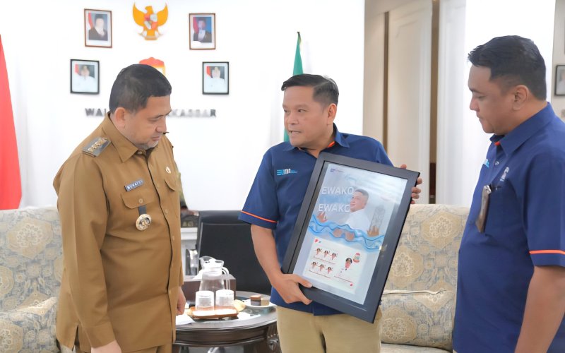 SILATURAHMI. Kepala Kantor PT Pos Indonesia Regional VI Makassar, Hasan Jaidi Tarigan menyerahkan cendera mata kepada Wali Kota Makassar Munafri Arifuddin saat silaturahmi di Balai Kota Makassar, Selasa (3/6/2025). foto: istimewa
