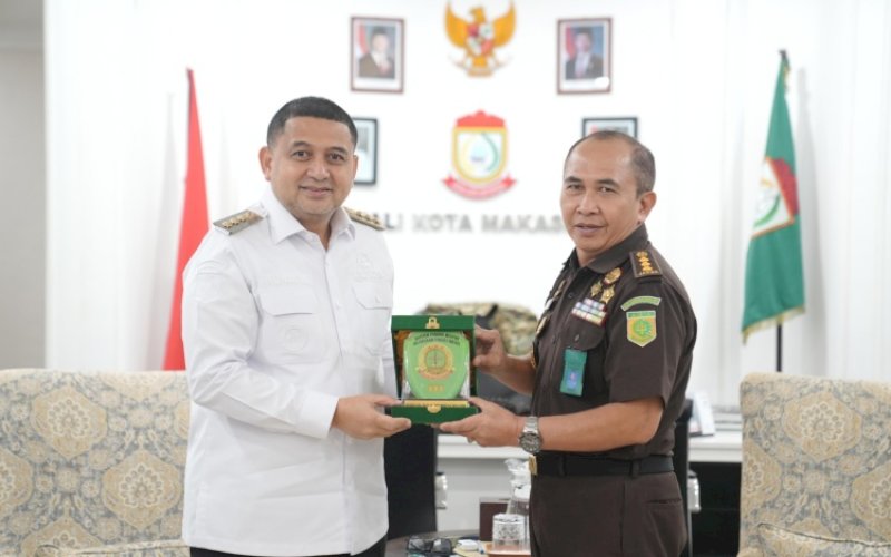 AUDIENSI. Wali Kota Makassar Munafri Arifuddin menerima kunjungan audiensi Asisten Pidana Militer Kejaksaan Tinggi (Kejati) Sulsel Kolonel Laut (H) M Asri Arief bersama rombongan di Balai Kota Makassar, Rabu (11/6/2025). foto: istimewa