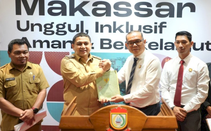 PENYERAHAN. Kajari Makassar Nauli Rahim Siregar menyerahkan sertipikat lahan Perumahan Pemda Manggala kepada Wali Kota Makassar Munafri Arifuddin di Balai Kota Makassar, Senin (23/6/2025). foto: istimewa