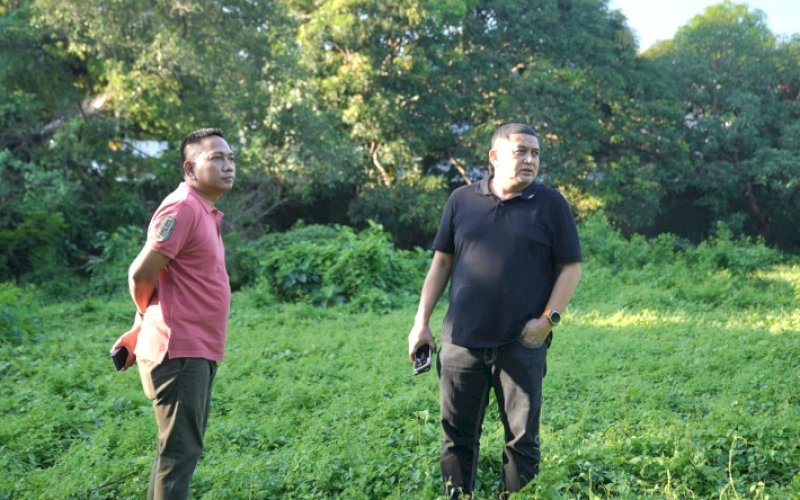 PENINJAUAN. Wali Kota Makassar, Munafri Arifuddin, melakukan pengecekan langsung terhadap kondisi fasilitas olahraga yang terbengkalai di kawasan Lapangan Karebosi, Kota Makassar, Senin (9/6/2025). foto: istimewa