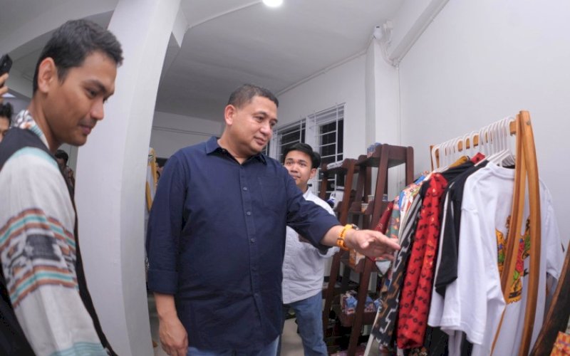PENINJAUN. Wali Kota Makassar, Munafri Arifuddin, meninjau Makassar Creative Hub (MCH), yang baru saja diresmikan di Anjungan Pantai Losari Makassar, Sabtu (21/6/2025) malam. foto: istimewa