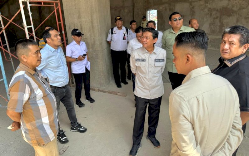 SIDAK. Ketua Komisi C DPRD Kota Makassar, Aswar Rasmin (kanan), memimpin Inspeksi Mendadak (Sidak) terhadap pembangunan Gelanggang Olahraga (GOR) di atas area parkiran Mal Panakkukang (MP) Makassar, Rabu (11/6/2025). foto: istimewa