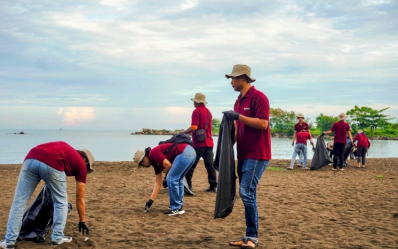 BERSIH PANTAI. Dalam rangka memperingati Hari Lingkungan Hidup dan Hari Laut Sedunia, GMTD Tbk menyelenggarakan kegiatan Aksi Bersih Pantai Akkarena, Kamis (26/6/2025). foto: istimewa