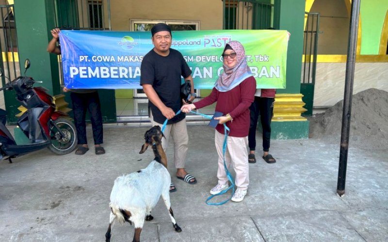 PENYERAHAN. Corporate Communication Manager PT GMTD Tbkz Anggraini, menyerahkan bantuan hewan kurban kepada masyarakat sekitar dalam rangka menyambut Hari Raya Iduladha 1446 H/2025 M. foto: istimewa
