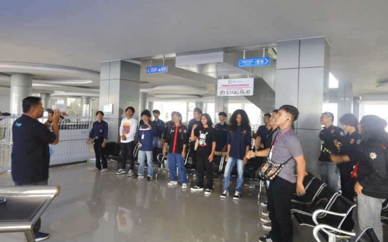 KUNJUNGAN. PT Pelabuhan Indonesia (Persero) atau Pelindo Regional 4 menerima 50 mahasiswa Teknik Mesin yang tergabung dalam Forum Wilayah IX Himpunan Mahasiswa Mesin (HMM) dari beberapa perguruan tinggi di Sulawesi, dalam kunjungan lapangan di Pelabuhan Makassar, Rabu (25/6/2025). foto: istimewa