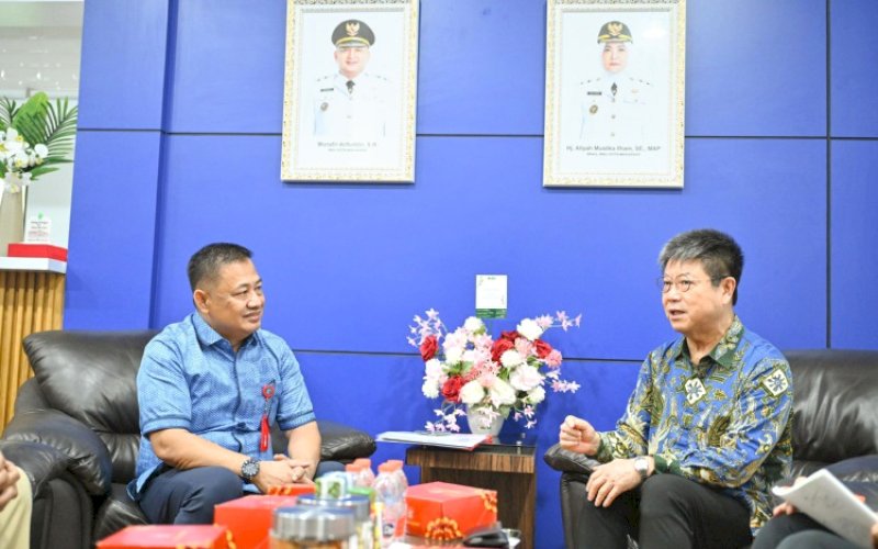 PERTEMUAN. Plt Direktur Utama Perumda Air Minum Kota Makassar Hamzah Ahmad menerima kunjungan dan audiensi kehormatan Kepala Konsuler Jepang di Makassar Ohashi Koichi di Ruang Direktur Utama PDAM Makassar, Selasa (10/6/2025). foto: istimewa