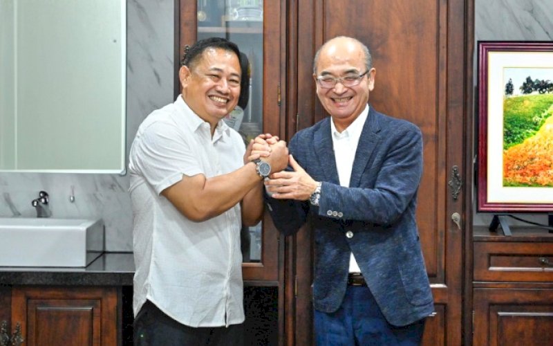 PERTEMUAN. Plt Direktur Utama Perumda Air Minum Kota Makassar Hamzah Ahmad menerima kunjungan Presiden Direktur Suido Technical Service (STS) Kenji Oshima di Kantor Pusat PDAM Kota Makassar, Rabu (18/6/2025). foto: istimewa