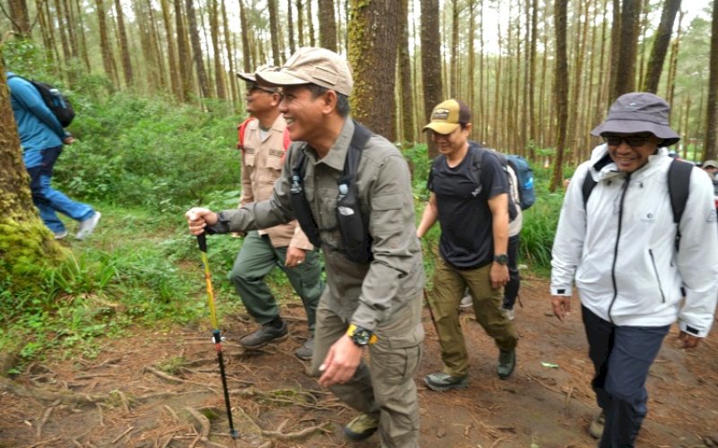 MENDAKI. Menteri Lingkungan Hidup, Hanif Faisol Nurofiq, melakukan pendakian di Gunung Bawakaraeng, Gowa, Sabtu (31/5/2025). foto: istimewa