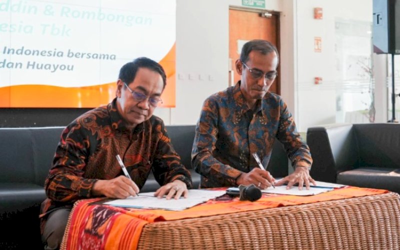 KERJA SAMA. Rektor Unhas Prof Jamaluddin Jompa (kiri) bersama Chief Human Capital Officer PT Vale Indonesia Adriansyah Chaniago melakukan penandatanganan kerja sama. foto: istimewa