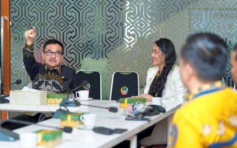 PERTEMUAN. Sekda Provinsi Sulsel, Jufri Rahman, menerima audiensi perusahaan pengolahan rumput laut PT Oceva Indonesia Nusantara di Toraja Room, Kantor Gubernur Sulsel, Kamis (5/6/2025). foto: istimewa