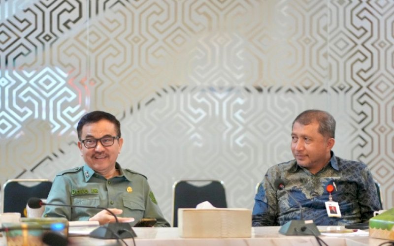 PERTEMUAN. Sekda Provinsi Sulsel, Jufri Rahman, menerima perwakilan OJK Sulselbar di Toraja Room Kantor Gubernur Sulsel, Selasa (3/6/2025). foto: istimewa