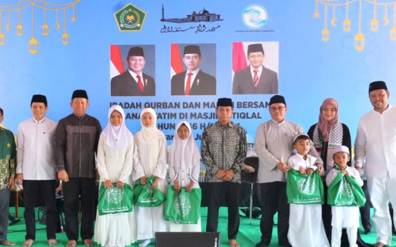 MBG. Pemberian simbolis Makan Bergizi Gratis (MBG) kepada anak yatim di Masjid Istiqlal, Jakarta, Minggu (8/6/2026). foto: istimewa