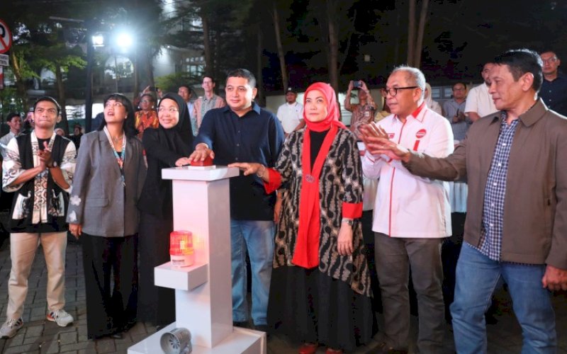 PELUNCURAN. Wali Kota dan Wakil Wali Kota Makassar Munafri Arifuddin-Aliyah Mustika Ilham (Appi-Aliyah/Mulia) meluncurkan Makassar Creative Hub (MCH) berlokasi di Anjungan Pantai Losari Makassar, Sabtu (21/6/2025) malam. foto: istimewa