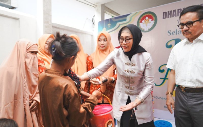 PENYALURAN. Ketua DWP Sulsel Melani Simon Jufri didampingi Sekda Provinsi Sulsel Jufri Rahman menyalurkan daging kurban di Kantor DWP Sulsel, Jl A Mappanyukki, Kota Makassar, Minggu (8/6/2025). foto: istimewa