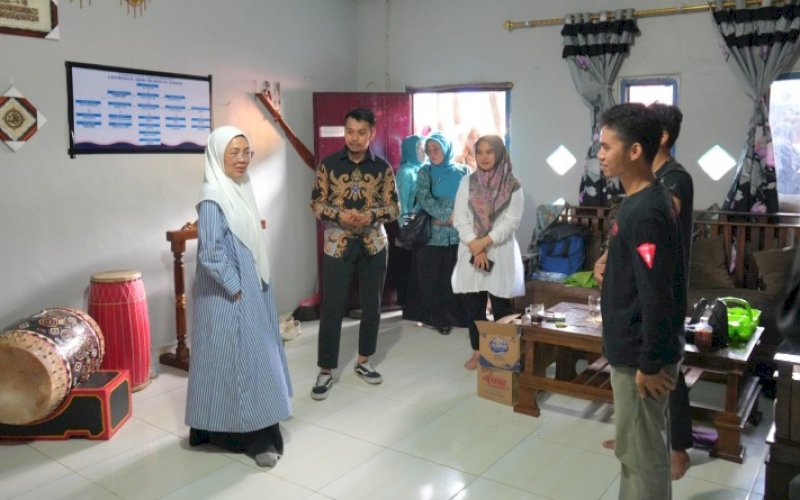 KUNJUNGAN. Ketua TP PKK Kota Makassar, Melinda Aksa, melakukan kunjungan lapangan ke Kelurahan Pannampu, Kecamatan Tallo, Kota Makassar dalam rangka monitoring dan evaluasi persiapan Lomba Kelurahan Terpadu Tingkat Provinsi Sulsel 2025, Kamis (26/6/2025). foto: istimewa