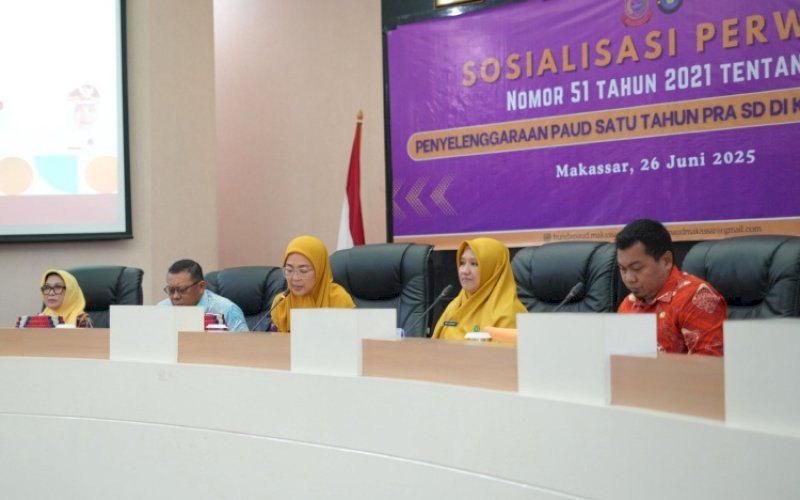 SOSIALISASI. Bunda PAUD Kota Makassar, Melinda Aksa (tengah), menghadiri sosialisasi Perwali Nomor 51 Tahun 2021 tentang Penyelenggaraan PUAD Satu Tahun Pra SD di Kota Makassar di Ruang Sipakatau Balai Kota Makassar, Kamis (26/6/2025). foto: istimewa
