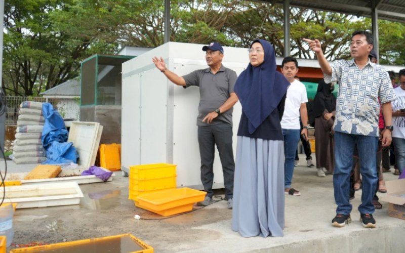KUNJUNGAN. Ketua TP PKK Kota Makassar, Melinda Aksa, melakukan kunjungan lapangan ke Tempat Pengolahan Sampah Reduce Reuse Recycle (TPS3R) di Kelurahan Untia, Kecamatan Biringkanaya, Kota Makassar, Jumat (27/6/2025). foto: istimewa