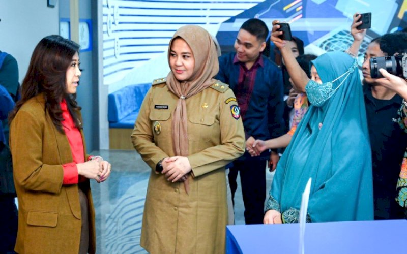 BERBINCANG. Wakil Gubernur Sulsel Fatmawati Rusdi berbincang demgan Menteri Komunikasi dan Digital Meutya Hafid di sela-sela kegiatan Fasilitasi Literasi Digital untuk Perempuan, Anak, dan Komunitas yang digelar di Balai Besar Pengembangan SDM dan Penelitian Komunikasi dan Digital (Komdigi), Makassar, Senin (16/6/2025). foto: istimewa