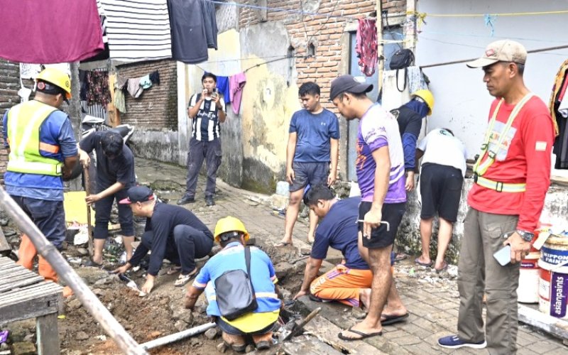 PEMASANGAN. Tim teknis Perumda Air Minum Kota Makassar melakukan pemasangan sambungan air baru secara gratis di Wilayah Pelayanan VI, Jumat (27/6/2025). foto: istimewa