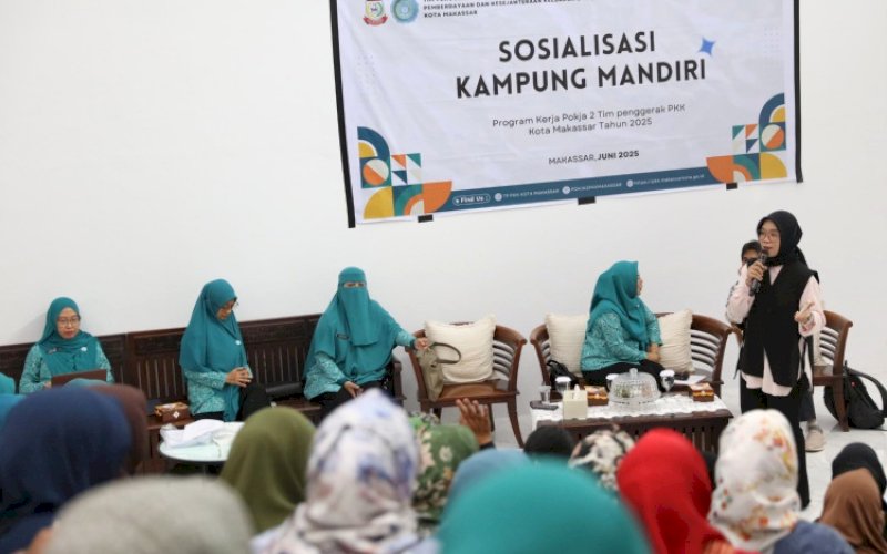 SOSIALISASI. TP PKK Kota Makassar memberikan edukasi literasi keuangan kepada ratusan pelaku UMKM binaan dalam kegiatan Sosialisasi Kampung Mandiri di Baruga Rumah Jabatan Wali Kota Makassar, Jumat (13/6/2025). foto: istimewa