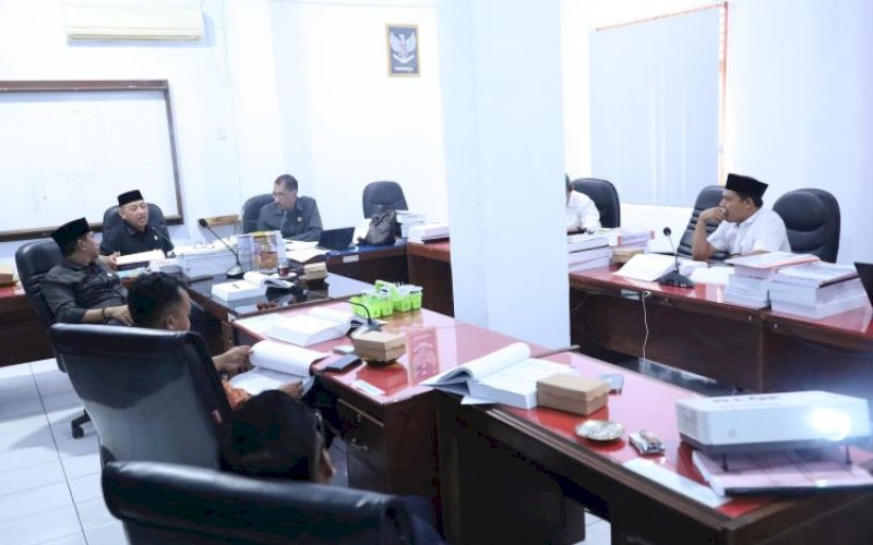 RAPAT. Panitia Khusus (Pansus) DPRD Kabupaten Bulukumba terus membahas secara intensif Laporan Keterangan Pertanggungjawaban (LKPJ) Bupati Tahun Anggaran 2024, dalam rapat yang digelar di Ruang Komisi III DPRD, Senin (21/4/2025). foto: istimewa