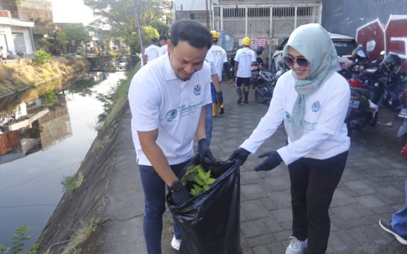 BERSIH-BERSIH. PT Pelabuhan Indonesia (Persero) atau Pelindo Regional 4 aktif dan partisipasi dalam kegiatan bersih-bersih Kanal Jongaya dan Pasar Pa'baeng-baeng, Kota Makassar. foto: istimewa