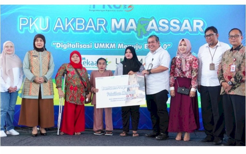 DUKUNGAN. PT Pelabuhan Indonesia (Persero) atau Pelindo Regional 4 turut mendukung kegiatan Pelatihan Nasabah Pengembangan Kapasitas Usaha (PKU) Akbar dengan mengusung tema 'Digitalisasi UMKM Menuju Era 5.0' yang digelar PT Permodalan Nasional Madani (PNM) di Lapangan Karebosi Makassar, Kamis (19/6/2025). foto: istimewa