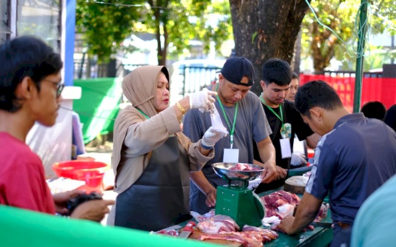 PELINDO PEDULI. PT Pelabuhan Indonesia (Persero) atau Pelindo Regional 4 melaksanakan kegiatan pemotongan hewan kurban sebagai bentuk rasa syukur dan kepedulian sosial kepada masyarakat sekitar wilayah kerja pelabuhan. foto: istimewa