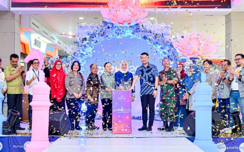 PEMBUKAAN. Wakil Gubernur Sulawesi Selatan, Fatmawati Rusdi, membuka secara resmi Phinisi Hospitality Fair (PHF) 2025 di Phinisi Point Mall Makassar, Jumat (20/6/2025). foto: istimewa