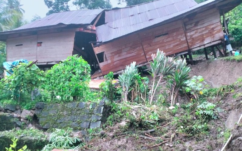 TANAH BERGERAK. Bencana tanah bergerak kembali melanda Dusun Bena&rsquo;, Lembang Rano, Kecamatan Rano, Kabupaten Tana Toraja, Sabtu (31/5/2025). foto: istimewa