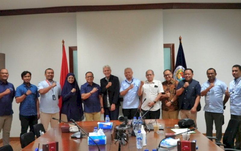 RAPAT. PT Pelabuhan Indonesia (Persero) atau Pelindo Regional 4 bersama Dewan Pengurus Pusat Indonesian National Shipowners&rsquo; Association (DPP INSA) dan perusahaan pelayaran, yakni PT Tanto Intim Line, PT Salam Pacific Indonesia Lines (SPIL), dan PT Temas melakukan rapat finalisasi terkait struktur dan besaran tarif jasa handling peti kemas di Pelabuhan Manokwari, Papua Barat. foto: istimewaRAPAT. PT Pelabuhan Indonesia (Persero) atau Pelindo Regional 4 bersama Dewan Pengurus Pusat Indonesian National Shipowners&rsquo; Association (DPP INSA) dan perusahaan pelayaran, yakni PT Tanto Intim Line, PT Salam Pacific Indonesia Lines (SPIL), dan PT Temas melakukan rapat finalisasi terkait struktur dan besaran tarif jasa handling peti kemas di Pelabuhan Manokwari, Papua Barat. foto: istimewa